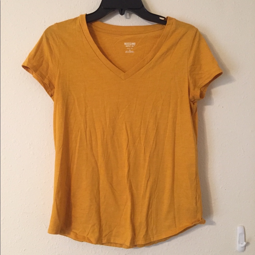 V-neck t-shirt